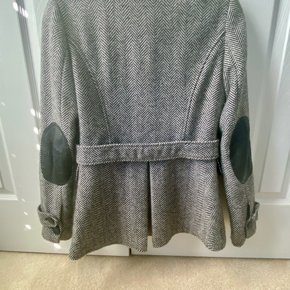 Equestrian style tailored blazer with faux leather elbow patches - Picture 4 of 12